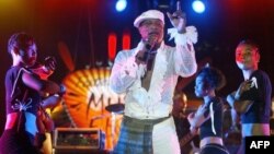 Koffi Olomidé en concert à Dakar le 30 avril 2005.