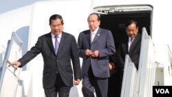 លោក​នាយក​រដ្ឋមន្រ្តី ហ៊ុន សែន ត្រឡប់​មក​ពី​ចូលរួម​វេទិកា​ក្រវាត់ផ្លូវពាណិជ្ជកម្មចិន​ ជា​លើក​ទី២​នៅ​ទីក្រុង​ប៉េកាំង ប្រទេស​ចិន នា​ថ្ងៃទី២៩ ខែមេសា ឆ្នាំ២០១៩។ (ហ៊ុល រស្មី/VOA Khmer) 