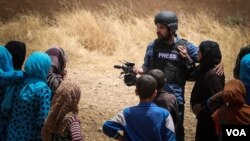 លោក Zana Omar អ្នក​យក​ព័ត៌មាន​ឲ្យ VOAផ្សាយ​ជាភាសា Kurds បាន​ស្ថិត​ក្នុង​ការ​ចំណោម​អ្នក​រង​គ្រោះ នៅ​ក្នុង​ការ​បំផ្ទុះ​គ្រាប់​បែក​ក្នុង​រថយន្ត​ពីរ​ដង នៅ​ក្នុង​ប្រទេស​ស៊ីរី កាលពី​ថ្ងៃទី២៧ ខែកក្កដា ឆ្នាំ២០១៦។