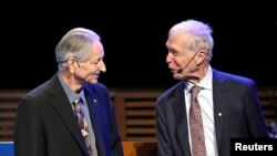 Geoffrey Hinton i John J. Hopfield prisustvuju uručenju Nobelove nagrade iz fizike u Stockholmu.