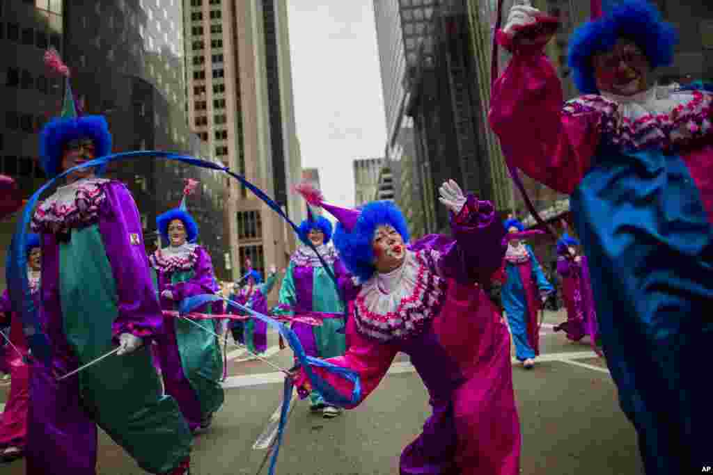 小丑在纽约梅西百货公司第91届感恩节大游行中表演（2017年11月23日）。
