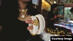 Ivory braclets on sale in Tha Phrachan market, Thailand. (Courtesy TRAFFIC)