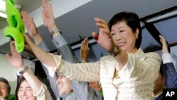 일본의 첫 여성 도쿄 도지사로 선출된 고이케 유리코 당선인이 31일 도쿄 선거캠프에서 승리가 확정된 후 지지자들과 기쁨을 나누고 있다.
