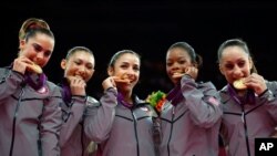 Lima pesenam puteri AS yang berhasil meraih medali emas dalam nomor beregu puteri di London (31/7). 