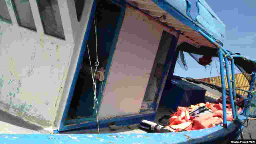 Epave d&#39;un bateau au mémorial de Pozzallo. Ce site rend hommage aux victimes qui sont mortes en tentant de rejoindre l&#39;Europe en traversant la Méditerranée sur des embarcations de fortunes, Sicile, 7 octobre 2015 (Nicolas Pinault/VOA). &nbsp;