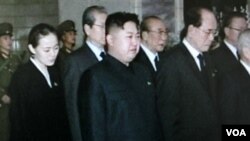 Kim Jong Un (tengah) dan beberapa pejabat tinggi Korut. Pyongyang menegaskan tidak ada perubahan apapun dengan pergantian kepimpinan di Korea Utara (29/12).