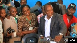 Jubilee presidential candidate Uhuru Kenyatta votes in his home constituency of Gatundu, Kenya, March 4, 2013. (J. Craig/VOA)