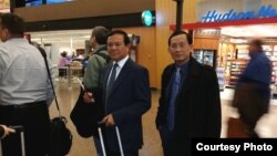 លោក កឹម សុខា អនុប្រធាន​គណបក្ស​សង្គ្រោះជាតិ និង​លោក យឹម សុវណ្ណ អ្នក​នាំពាក្យ​គណបក្ស​សង្គ្រោះជាតិ ស្ថិត​នៅ​ក្នុង​រដ្ឋ​វ៉ាស៊ីនតោន​ភាគ​ខាង​លិច​សហរដ្ឋ​អាមេរិក​ ក្នុង​អំឡុង​ពេល​កំពុង​ធ្វើ​ដំណើរ​ទៅ​ទី​ក្រុង​សាន់ហ្វ្រាន់​ស៊ីស្កូ​ សហរដ្ឋ​អាមេរិក។ (រូបថត​ផ្តល់​ដោយ កឹម សុខា)