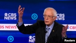 បេក្ខជនប្រធានាធិបតីគណបក្សប្រជាធិបតេយ្យលោក Bernie Sanders ថ្លែងអំឡុងពេលយុទ្ធនាការជជែកដេញដោលមួយនៅក្រុង Charleston រដ្ឋ South Carolina កាលពីថ្ងៃទី២៥ ខែកុម្ភៈ ឆ្នាំ២០២០។ 