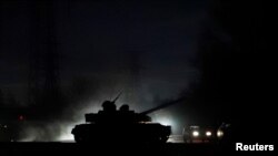 一辆坦克星期一（2022年2月21日）开进乌克兰分离地区顿涅茨克的大街。