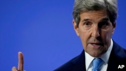 លោក John Kerry បេសកជន​ពិសេស​របស់​ប្រធានាធិបតី​សហរដ្ឋ​អាមេរិក​ទទួល​បន្ទុក​ផ្នែក​អាកាសធាតុ ថ្លែង​នៅក្នុង​កិច្ចប្រជុំ​កំពូល​អាកាសធាតុ (COP26) នៅ​ទីក្រុង Glasgow កាលពី​ថ្ងៃទី១០ ខែវិច្ឆិកា ឆ្នាំ២០២១។