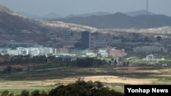 지난 15일 한국 파주시 도라전망대에서 바라본 북한 개성공단 일대.