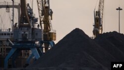 북한 나선 항에 수출용 석탄이 쌓여있다. (자료사진)