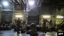 Des soldats français au port de Douala en route pour Bangui, en RCA