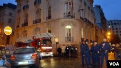 Para anggota polisi Perancis memeriksa lokasi di depan gedung KBRI di Paris pasca ledakan tahun 2004 (foto: dok).