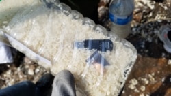 북한 인권 단체가 북한으로 보내는 페트병 안에는 쌀과 함께 외부 정보를 담은 USB와 구충제가 들어있다.