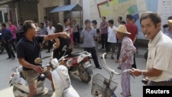 2012年9月舞坎村村民到党支部所在地示威抗议