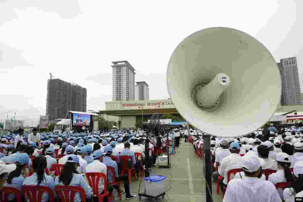 សមាជិកសមាជិកាគណបក្សកាន់អំណាចអង្គុយត្រៀបត្រា ស្ដាប់សុន្ទរកថារបស់លោក ហ៊ុន សែន អំឡុងពិធីអបអរខួប៦៨ឆ្នាំ នៃគណបក្សប្រជាជនកម្ពុជា នៅកោះពេជ្រ រាជធានីភ្នំពេញ កាលពីថ្ងៃទី២៨ ខែមិថុនា ឆ្នាំ២០១៩។ (អូន ឆេងប៉រ/VOA) 