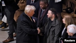 2024년 12월 7일 프랑스 파리의 노트르담 드 파리 대성당 재개관식에 참석한 도널드 트럼프 미국 대통령(당시 대통령 당선인)과 볼로디미르 젤렌스키 우크라이나 대통령이 악수를 나누고 있다.