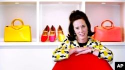 Desainer Kate Spade bersama tas dan sepatu rancangannya di New York. (Foto: dok.)