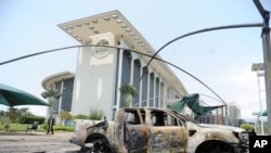 Des voitures brûlées ont été brulées à l’extérieur d'un bâtiment du gouvernement à la suite des manifestations post-électorales à Libreville, au Gabon, 1 septembre 2016. 