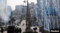 Pasukan Israel menembakkan gas air mata ke arah warga Palestina yang sedang berunjuk rasa di dekat permukiman Yahudi Beit El, kawasan yang dikuasai Israel di Tepi Barat, 20 Maret 2019. (Foto: dok).