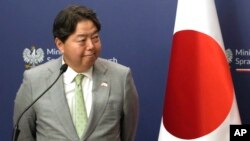 Kepala Sekretaris Kabinet Jepang Yoshimasa Hayashi, yang saat itu menjabat Menteri Luar Negeri, mendengarkan pemaparan Menteri Luar Negeri Polandia Zbigniew Rau mengenai dukungan untuk Ukraina, di Warsawa, Polandia, 8 September 2023. (Foto: AP Photo/Czarek Sokolowski, File)