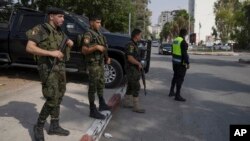 Pasukan keamanan Palestina terlihat ditempatkan di persimpangan utama kota Jenin di Tepi Barat yang diduduki, Minggu, 13 Agustus 2023. (Foto: AP)