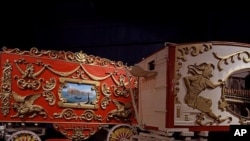 The indoor Ringling museum in Florida displays all sorts of circus artifacts, including this circus wagon (left), calliope (right) and colorful stands on which big cats performed and elephants rested their massive feet. (Carol M. Highsmith)