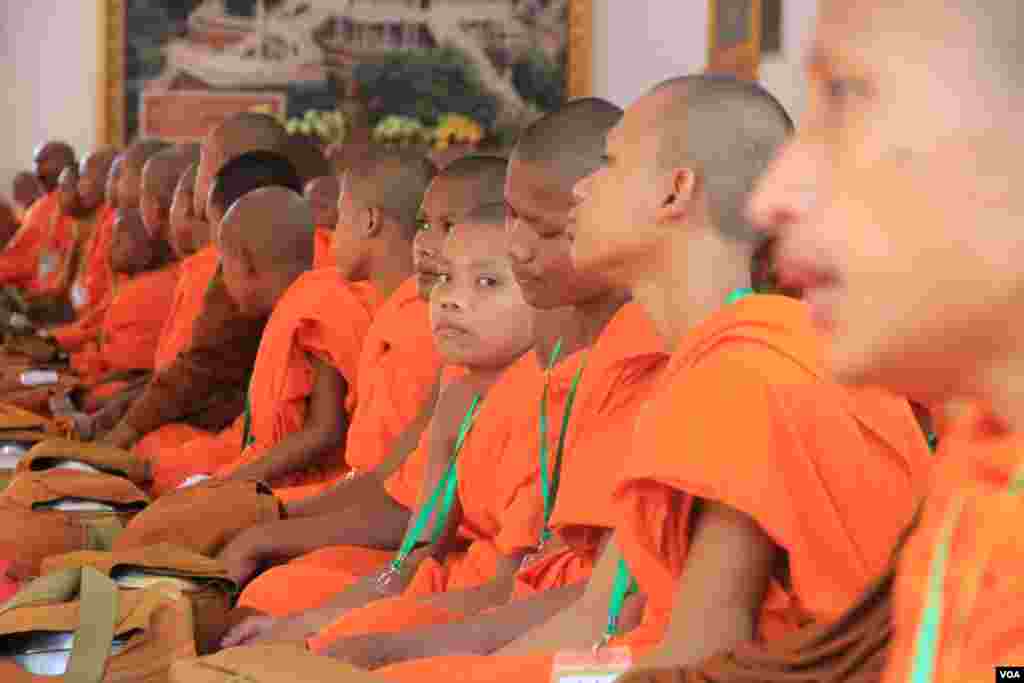 ព្រះសង្ឃ​ ចូលរួម​ការប្រារព្ធ​ពីធីបុណ្យ​ពិសាខបូជា​ នៅ​ភ្នំ​ឧត្តុង្គ​ ក្នុង​ខេត្ត​កណ្តាល​ នៅថ្ងៃទី១០​ ខែឧសភា​ ឆ្នាំ២០១៧។ (ហ៊ាន សុជាតា/VOA)