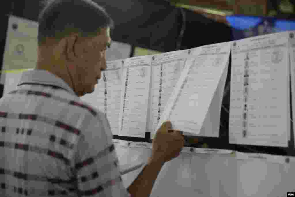 ប្រជាពលរដ្ឋ​កម្ពុជា​ កំពុង​ផ្ទៀងផ្ទាត់​ឈ្មោះ​បោះឆ្នោត​ម្តងទៀត​ នៅឯ​ការិយាល័យ​បោះឆ្នោត​មួយ​ ក្នុង​រាជធានី​ភ្នំពេញ នៅថ្ងៃទី៣​ ខែមិថុនា​ ឆ្នាំ២០១៧។ (ហ៊ាន សុជាតា/VOA)