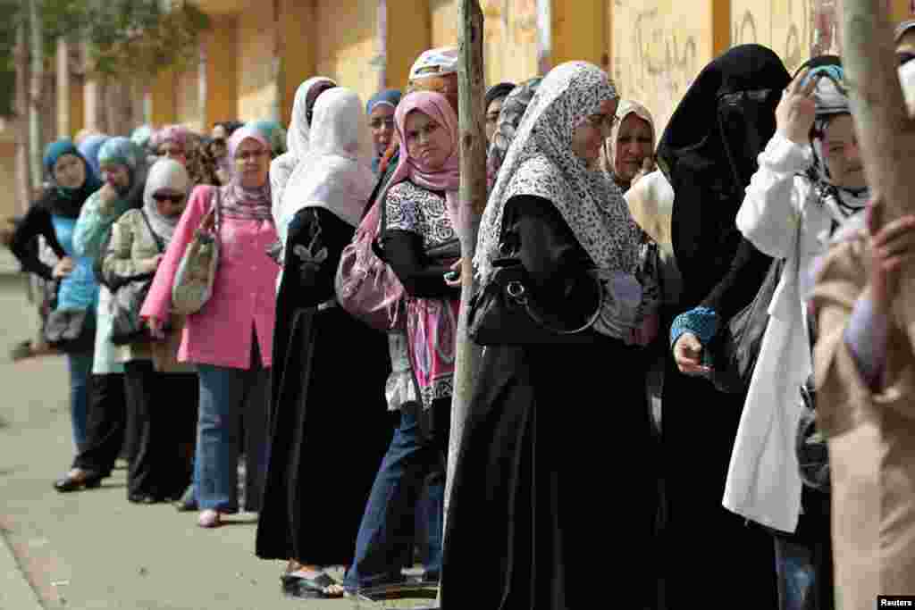 Women line up waiting to cast their vote at a polling station in Cairo May 23, 2012. 