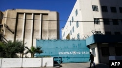 가자지구에 있는 유엔 팔레스타인난민기구(UNRWA) 본부 앞을 한 팔레스타인 남성이 지나가고 있다. 