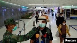 抵达泰国的游客正在接受体温检测。（2020年3月9日）