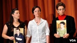 Sarah Shourd (tengah) diapit ibu dari kedua tahanan lain, ibu dari Shane Bauer (kiri) dan ibu Josh Fattal (kanan).
