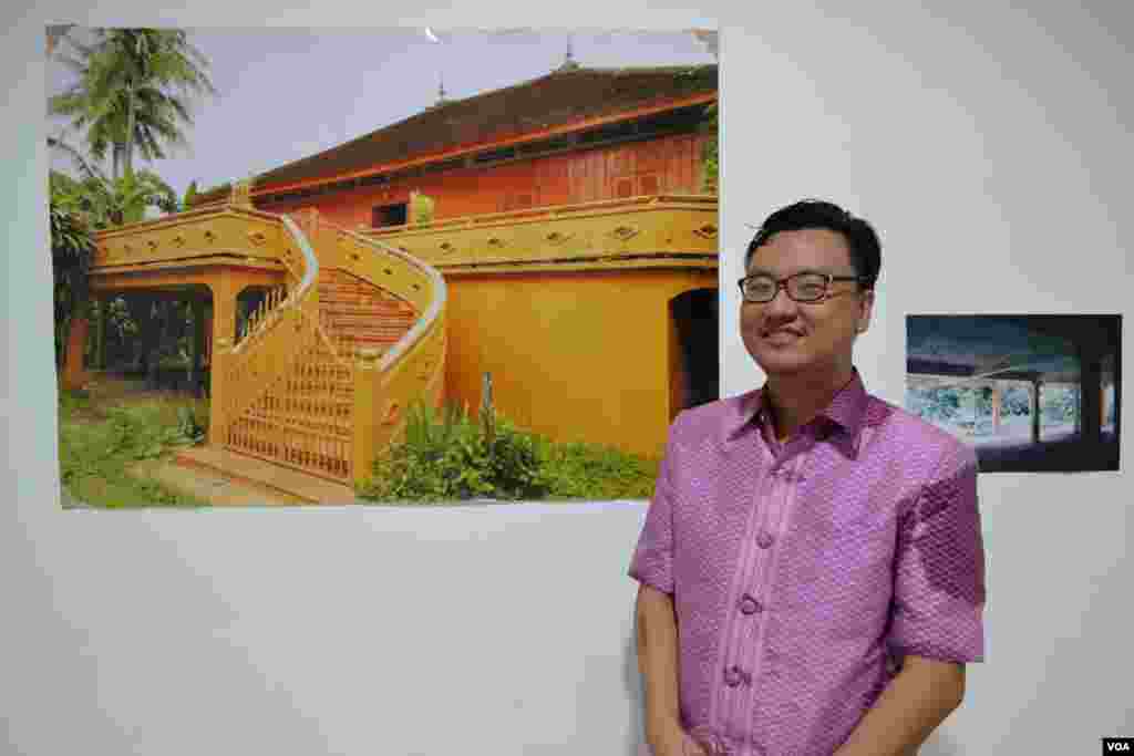 លោក ស្រ៊ិន សុខមាន ម្ចាស់រូបថតនៅក្នុង កម្មវិធីពិព័រណ៍រូបថត «អគារបេតិកភណ្ឌដែលត្រូវគេមើលរំលង» នៅ The Factory Phnom Penh ក្នុងក្រុងភ្នំពេញ កាលពីថ្ងៃទី១០ ខែសីហា ឆ្នាំ ២០១៩។ (ណឹម សុភ័ក្រ្តបញ្ញា/VOA) 