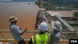 Le Premier ministre éthiopien Abiy Ahmed (au centre) et le président érythréen Isaias Afwerki (à gauche) lors d'une visite au Grand Ethiopian Renaissance Dam, octobre 2020.