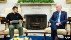 Shugaban Amurka Joe Biden da shugaban kasar Ukraine Volodymyr Zelensky lokacin wata haduwarsu a Oval Office na fadar White House a Washington, D. C.