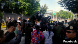 សមត្ថកិច្ចឃាត់ខ្លួនបាតុករ ដែលបានប្រមូលផ្តុំគ្នានៅមុខស្ថានទូតចិន​ក្នុងខួបទី២៩ឆ្នាំនៃការចុះកិច្ចព្រមព្រៀងសន្តិភាពទីក្រុងប៉ារីស ដើម្បីតវ៉ាប្រឆាំងនឹងឥទ្ធិពលចិននៅកម្ពុជា នៅរាជធានីភ្នំពេញ ថ្ងៃទី២៣ ខែតុលា ឆ្នាំ២០២០។ (រូបថតដកស្រង់ពីបណ្តាញសង្គមហ្វេសប៊ុក)