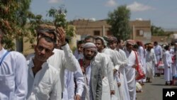 Tahanan Yaman berdiri sebelum dibebaskan dari penjara yang dikendalikan oleh pemberontak Houthi, di Sanaa, Yaman, Senin, 30 September 2019. (Foto: AP)