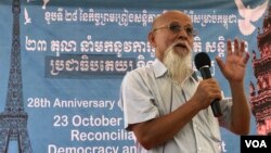 លោក​បណ្ឌិត ឡៅ ម៉ុងហៃ អ្នកវិភាគ​នយោបាយ​រំឭក​ពី​ប្រវត្តិ​នៃ​ការ​ចុះ​ហត្ថលេខា​លើ​កិច្ចព្រមព្រៀង​សន្តិភាព​ទីក្រុង​ប៉ារីស នៅ​ឯ​ទីលាន​ប្រជាធិបតេយ្យ​ថ្មី​ក្នុង​ទីក្រុង​ភ្នំពេញ​ ថ្ងៃ​ទី​២៣​ ខែ​តុលា​ ឆ្នាំ​២០១៩។ (ហ៊ុល រស្មី/VOA)