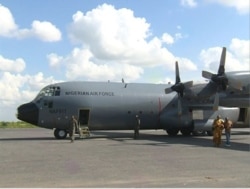 A Nigerian Air Force plane that will transport Nigerian refugees to Yola in Nigeria's Adamawa state waits in Maroua, Cameroon, Aug. 22, 2019. (Moki Kindzeka/VOA)