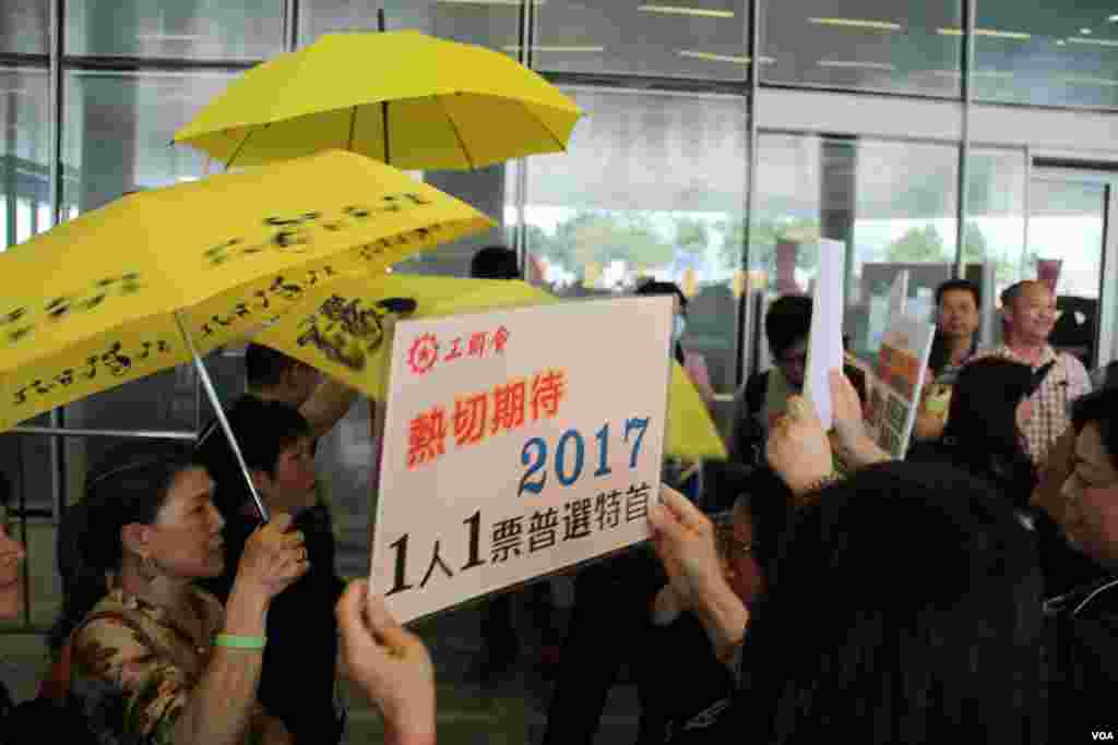 港府公布政改方案对立团体立法会外冲突 （美国之音海彦拍摄 ） 