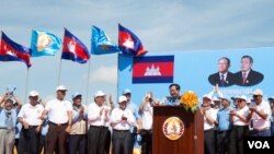 នាយករដ្ឋមន្រ្តីហ៊ុនសែន និងមន្រ្តីផ្សេងៗទៀតឈរនៅលើឆាកមុនការចាប់ផ្តើមក្បួនដង្ហែគណបក្សប្រជាជនថ្ងៃចុងក្រោយនៃការឃោសនាបោះឆ្នោត កាលពីព្រឹកថ្ងៃទី០២ ខែមិថុនា ២០១៧ក្នុងរាជធានីភ្នំពេញ។ (ខាន់ សុគុំមនោ/VOA)