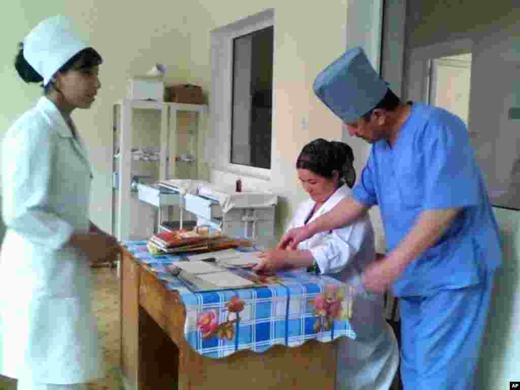 Hamshiralar vrachlar o'gitiga quloq tutishadi