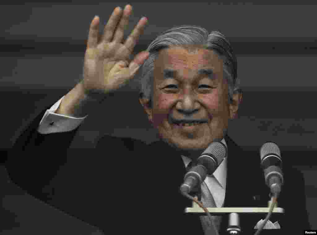 Japan&#39;s Emperor Akihito waves to well-wishers who gathered to celebrate his 80th birthday at the Imperial Palace in Tokyo, Dec. 23, 2013.&nbsp;