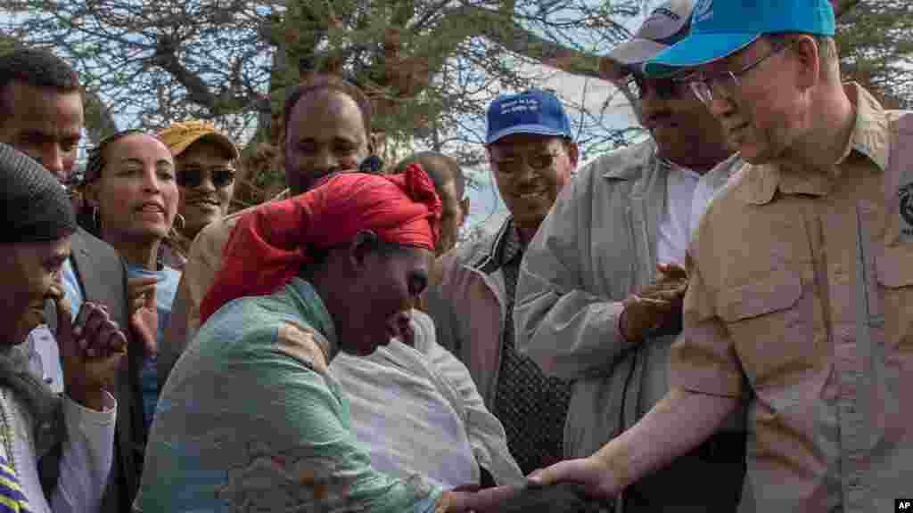 የተባበሩት መንግሥታት ድርጅት ዋና ጸሓፊ ባን ኪ ሙን በኢትዮጵያ የተከሰተውን ድርቅና የምግብ እጥረት ሁናቴ በቅርብ ለመከታተል ወደ ኢትዮጵያ ተጉዘዋል