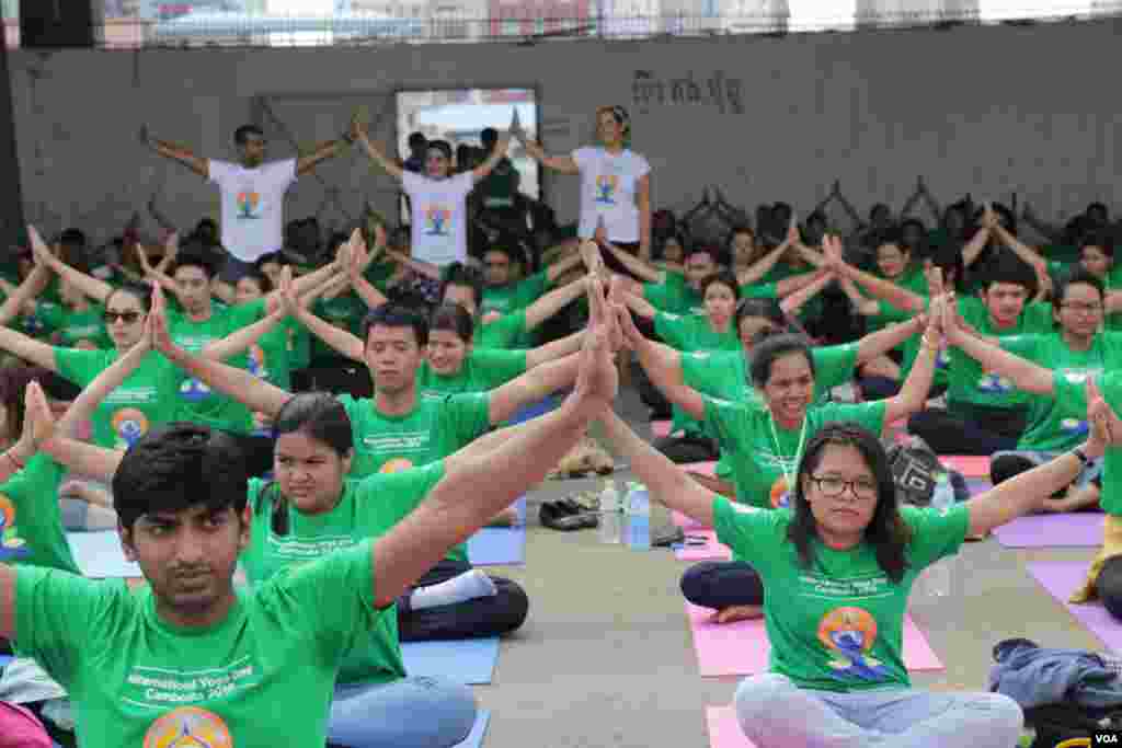 ប្រជាពលរដ្ឋប្រមាណជាង១០០០នាក់ប្រមូលផ្ដុំគ្នានៅពហុកីឡាដ្ឋានអូឡាំពិកនៃរាជធានីភ្នំពេញ នៅថ្ងៃអាទិត្យ ទី១៩ ខែមិថុនា ឆ្នាំ២០១៦ ដើម្បីប្រារព្ធទិវាយោគៈអន្តរជាតិក្នុងគោលបំណងរក្សាសុខភាពឲ្យបានប្រសើរជាងមុន។មនុស្សទូទាំងពិភពលោកនាំគ្នាហាត់យោគៈដើម្បីរក្សាសុខភាពឲ្យបានល្អ និងដើម្បីឲ្យតម្លៃប្រពៃណីឥណ្ឌាបុរាណ។(ឡេង ឡែន/VOA)