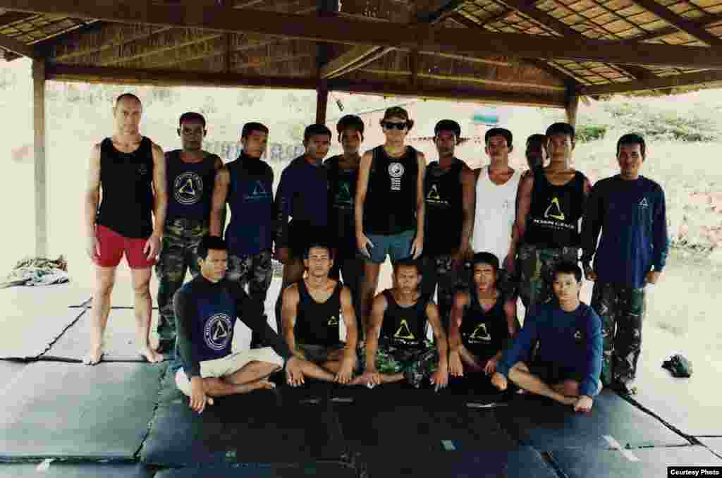 Peter Maguire, a former American journalist in Cambodia, post a photo with his Jiu Jitsu trainees in Cambodia in 1990s. (Courtesy photo/ Peter Maguire&#39;s archive)&nbsp;