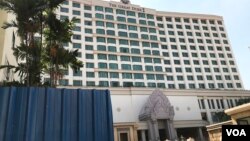 សណ្ឋាគារវ័យចំណាស់លំដាប់ផ្កាយ៥ The Great Duke ដែលទើបទើបប្តូរឈ្មោះពីសណ្ឋាគារ InterContinental បាន​ប្រកាស​បិទទ្វារ​ជា​ផ្លូវការ​នៅ​ ថ្ងៃទី៣១ ខែធ្នូ ឆ្នាំ២០១៩ ខាង​មុខ។ រូប​ថត​ថ្ងៃ​ទី​៣០ ខែ​ធ្នូ។ (កាន់ វិច្ឆិកា/VOA)